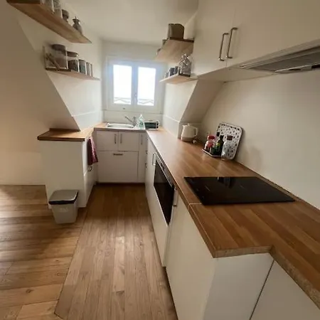 Cosy Sur La Festive Rue Du Fbg Saint-denis Parigi