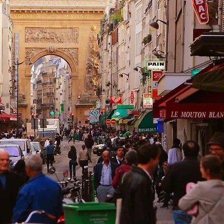 Cosy Sur La Festive Rue Du Fbg Saint-denis * Paris